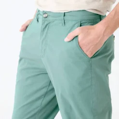 Pantalon chino ceinture arrondie sous le ventre