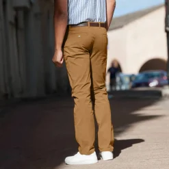Pantalon chino ceinture arrondie sous le ventre