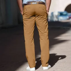 Pantalon chino ceinture arrondie sous le ventre