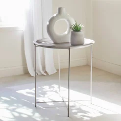 Plante artificielle et pot en ciment