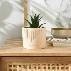 Plante verte artificielle et pot en ciment