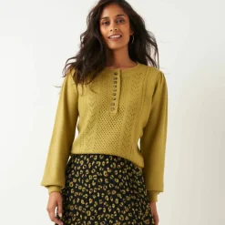 Pull ajouré col tunisien boutonné