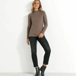 Pull col montant long, maille côtelée