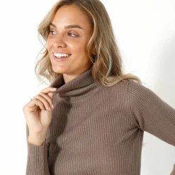 Pull col roulé, maille côtelée