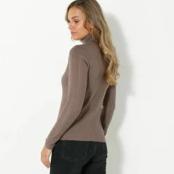 Pull col roulé, maille côtelée