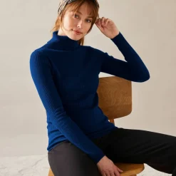Pull col roulé, maille côtelée