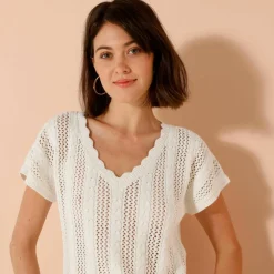 Pull col V manches courtes, maille ajourée