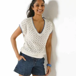 Pull en crochet festonné col V, manches courtes