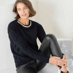 Pull maille poilue décolleté strass