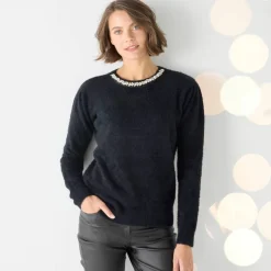 Pull maille poilue décolleté strass
