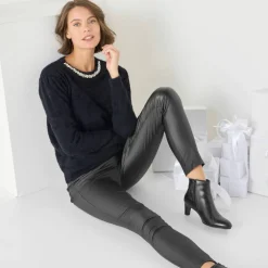 Pull maille poilue décolleté strass
