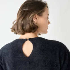 Pull maille poilue décolleté strass