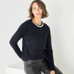 Pull maille poilue décolleté strass