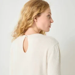 Pull maille poilue décolleté strass