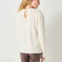 Pull maille poilue décolleté strass