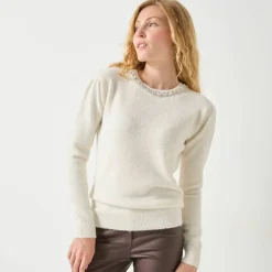 Pull maille poilue décolleté strass