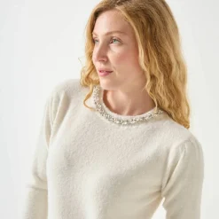 Pull maille poilue décolleté strass