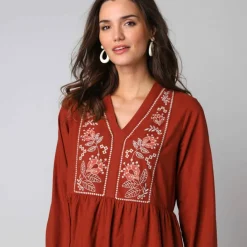 Robe courte brodée unie en coton