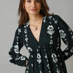 Robe courte col V, crêpe imprimé