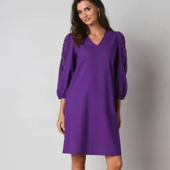 Robe courte col V, manches bouffantes à broderies ajourées