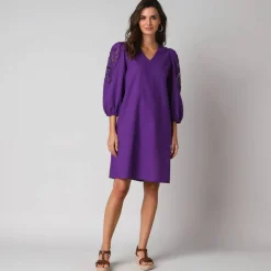 Robe courte col V, manches bouffantes à broderies ajourées