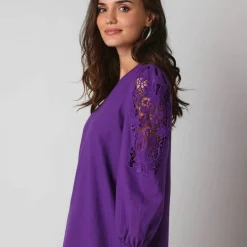 Robe courte col V, manches bouffantes à broderies ajourées