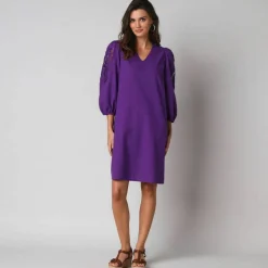 Robe courte col V, manches bouffantes à broderies ajourées