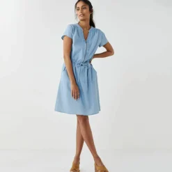 Robe courte col zippé, denim léger
