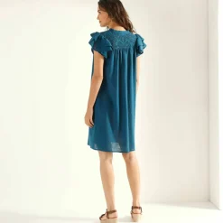 Robe courte, détails broderie anglaise