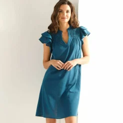 Robe courte, détails broderie anglaise