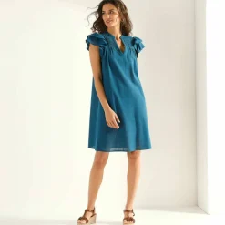 Robe courte, détails broderie anglaise