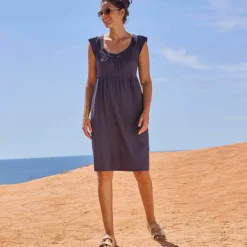 Robe courte en maille, décolleté macramé