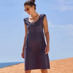 Robe courte en maille, décolleté macramé