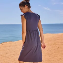 Robe courte en maille, décolleté macramé