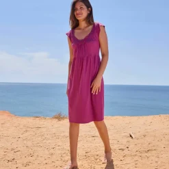 Robe courte en maille, décolleté macramé