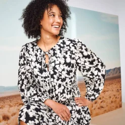 Robe courte imprimée, détails nouettes
