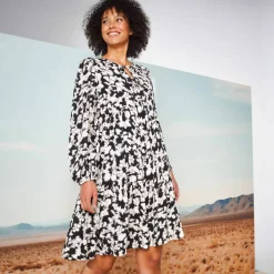 Robe courte imprimée, détails nouettes