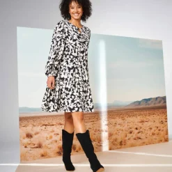 Robe courte imprimée, détails nouettes