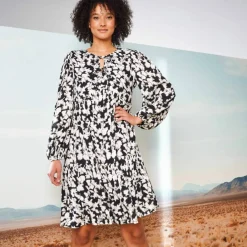 Robe courte imprimée, détails nouettes