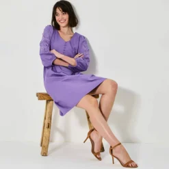 Robe courte évasée, détails broderie anglaise