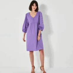 Robe courte évasée, détails broderie anglaise