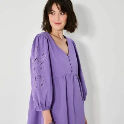 Robe courte évasée, détails broderie anglaise