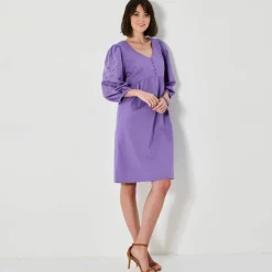 Robe courte évasée, détails broderie anglaise