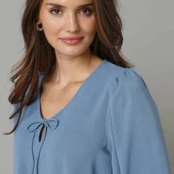 Robe courte volantée à nouettes, crêpe