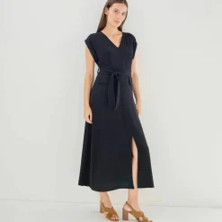 Robe longue ceinturée, en crêpe uni effet légèrement froissé