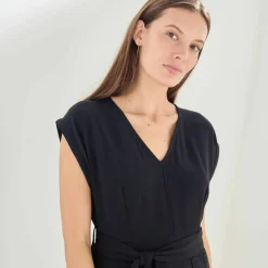 Robe longue ceinturée, en crêpe uni effet légèrement froissé