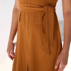 Robe longue ceinturée, en crêpe uni effet légèrement froissé