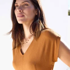 Robe longue ceinturée, en crêpe uni effet légèrement froissé