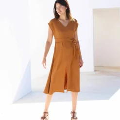 Robe longue ceinturée, en crêpe uni effet légèrement froissé