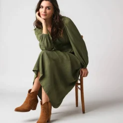 Robe longue col V manches bouffantes, en crépon